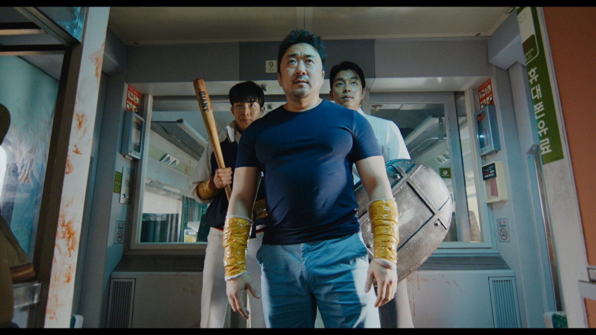 Orijinal İsmi: Bu-san-haeng<br>Süre: 120 dakika<br>Tür: Korku, Gerilim, Aksiyon, Macera<br>Oyuncular: Gong Yoo, Ma Dong-seok, Jeong Yoo-mi (i), Choi Woo-sik, Ahn So-Hee, Kim Soo-ahn<br>Yönetmen: Yeon Sang-ho<br>Senarist: Yeon Sang-ho, Park Joo-Suk<br>Yapım: 2016 - Güney Kore
