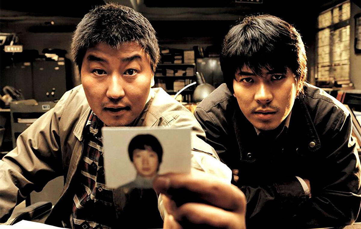 Orijinal İsmi: Memories Of Murder<br>Süre: 132 dakika<br>Tür: Suç, Dram, Gerilim<br>Oyuncular: Kim Roe-ha, Kim Sang-kyung, Song Jae Ho, Byun Hee-bong, Ko Seo-hee, Park No-shik<br>Yönetmen: Bong Joon-ho<br>Senarist: Bong Joon-ho, Kwang-rim Kim, Sim Sung-bo<br>Yapım: 2003 - Güney Kore