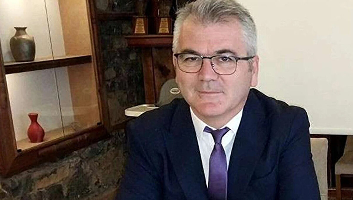 2004 yılında kendi mühendislik firmasını kurarak iş hayatına devam eden Ustaoğlu, mühendislik faaliyetlerini yürütürken aynı zamanda aktif olarak siyasetin içinde yer aldı.