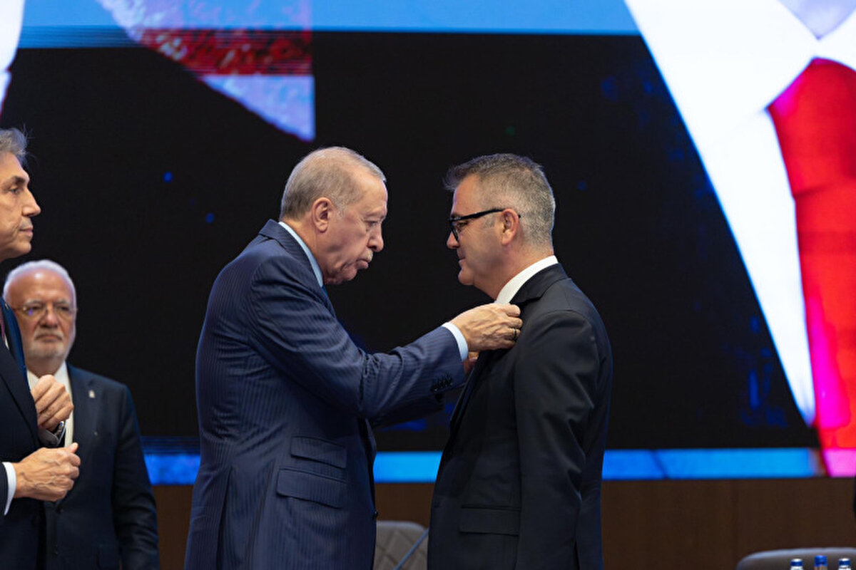 CHP’den Seydişehir Belediye Başkanı seçilen Ustaoğlu, bugün itibarıyla AK Parti’ye katılarak siyasi kariyerinde yeni bir döneme adım attı.<br><br>Evli olan Hasan Ustaoğlu, iki çocuk babasıdır.