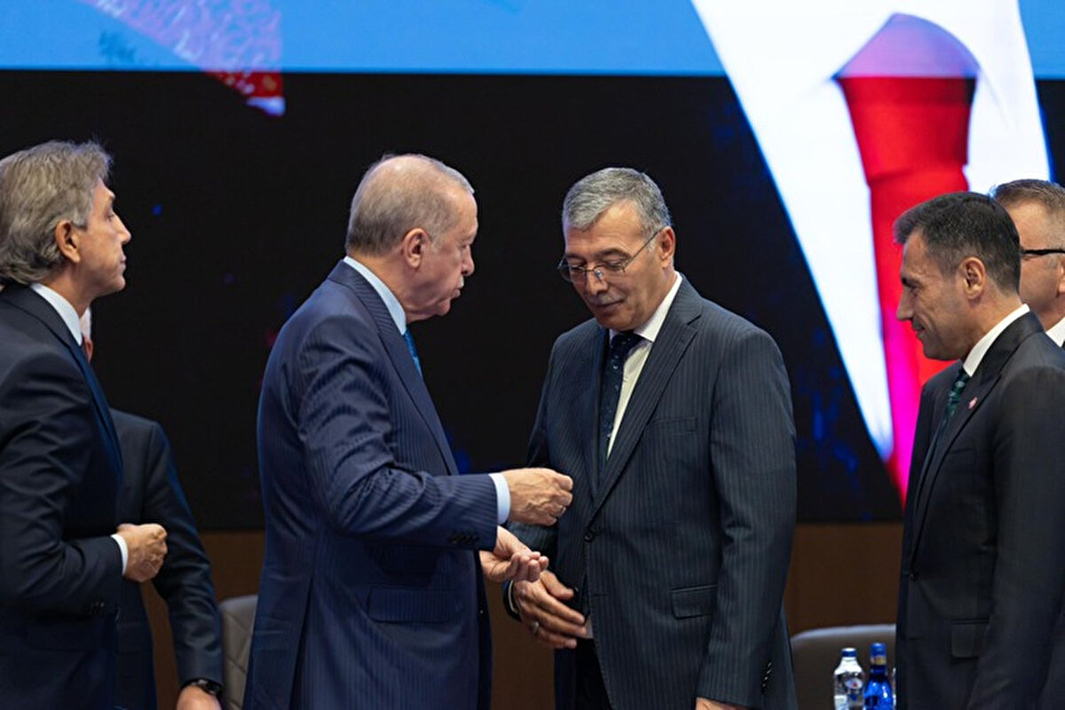 Cumhurbaşkanı Recep Tayyip Erdoğan, AK Parti Merkez Karar ve Yönetim Kurulu (MKYK) toplantısı öncesinde Seydişehir Belediye Başkanı Hasan Ustaoğlu ile birlikte Emirgazi Belediye Başkanı Mesut Mertcan’a da AK Parti rozetini taktı.