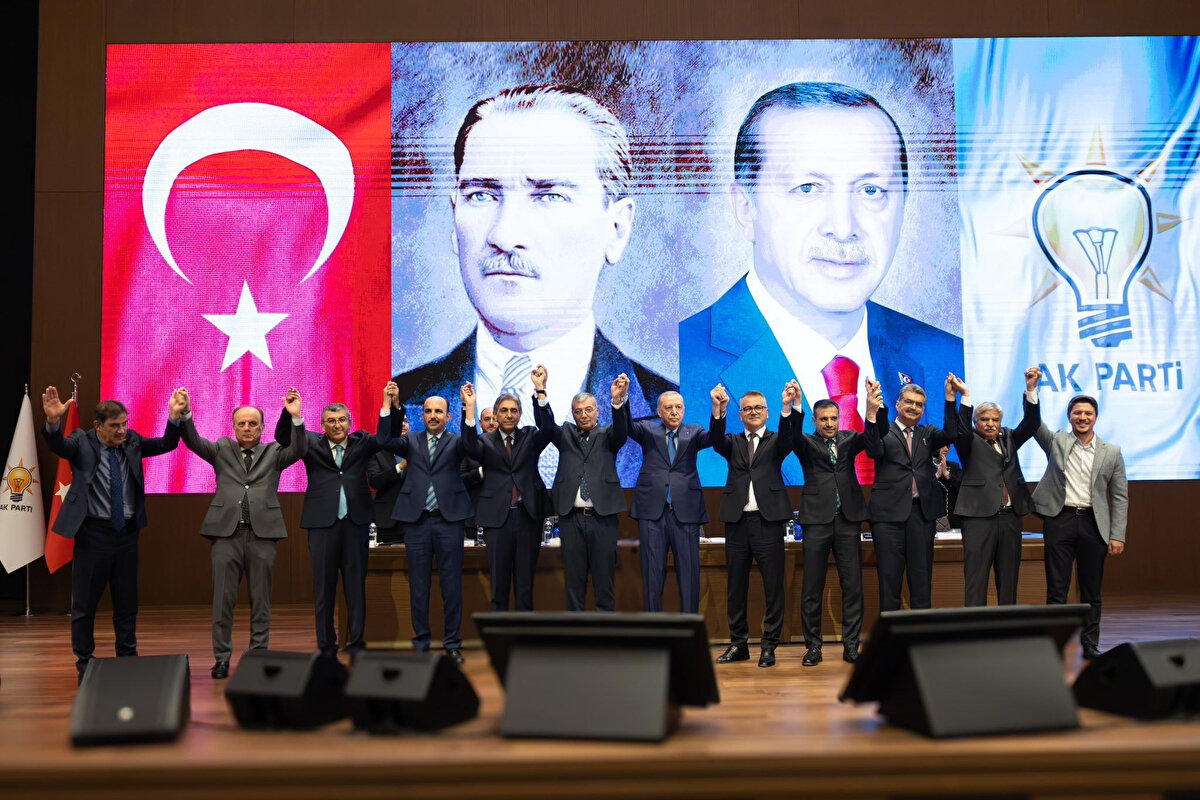 AK Parti tarafından yapılan açıklamada, şu ifadelere yer verildi:<br><br>“Güçlü Türkiye yolunda birlik büyüyor, gönül belediyeciliği yayılıyor. Seydişehir Belediye Başkanı Hasan Ustaoğlu ve Emirgazi Belediye Başkanı Mesut Mertcan AK Parti’mize katıldı. Başkanlarımıza hoş geldiniz diyor, Konyamız için birlikte daha büyük hizmetlere imza atacağımıza inanıyoruz.”<br><br>Bu gelişmenin ardından vatandaşlar, “Mesut Mertcan hangi partiden seçildi, şimdi hangi partide?” sorularına yanıt aramaya başladı.