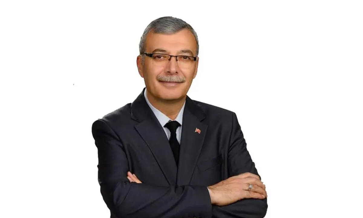 Mesut Mertcan kimdir?<br><br>Doğum yılı ve yeri: 1969, Emirgazi<br><br>İlk ve ortaöğrenimini Emirgazi’de tamamladı. Lise öğrenimini Karaman Fatih Lisesi’nde bitirdi. Ardından Anadolu Üniversitesi Halkla İlişkiler ve Tanıtım Bölümü’nden mezun oldu.<br><br>1987 yılında Emirgazi Belediyesi’nde memuriyet hayatına başladı. İki yıl sonra Ereğli Belediyesi’ne tayin edildi. Askerlik görevini Ankara’da tamamladı.<br><br>35 yıllık memuriyet hayatının büyük bölümünde idarecilik yaptı ve bu süreçte 8 farklı belediye başkanıyla çalıştı.<br><br>2022 yılında emekliye ayrıldı.<br><br>2024’te Yeniden Refah Partisi’nden Emirgazi Belediye Başkanı seçildi. 2025 yılında ise AK Parti’ye katıldı.<br><br>Mesut Mertcan kaç yaşında?<br><br>1969 doğumlu olan Mesut Mertcan 56 yaşındadır.