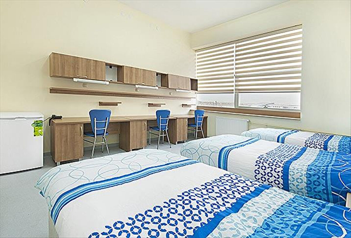 e-Devlet üzerinde yer alan “Yurt Nakil İşlemleri” menüsünden başvurular yapılabiliyor. Öğrenciler bu bölümde:<br><br>Yurt izni alma,<br><br>Yurt öneri/şikâyet/talep,<br><br>Yurt nakil,<br><br>Yurt kayıp silme talebi,<br><br>Katıldığım etkinlikler,<br><br>Yurt yemek takip<br><br>işlemlerini gerçekleştirebiliyor.