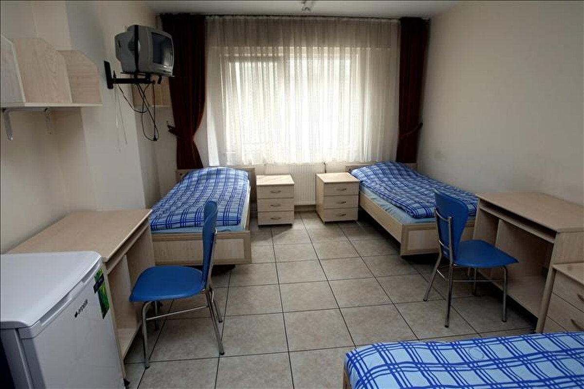 KYK Yurt Değişikliği İçin Şartlar<br><br>Nakil yapılmak istenen yurtta boş kontenjan bulunması,<br><br>Başvurunun e-Devlet üzerinden belirtilen tarihlerde yapılması,<br><br>Öğrencinin hâlihazırda KYGM’ye bağlı bir yurtta kalıyor olması,<br><br>KYK yurt nakil talebinde dikkat edilmesi gereken başlıca şartlar arasında yer alıyor.