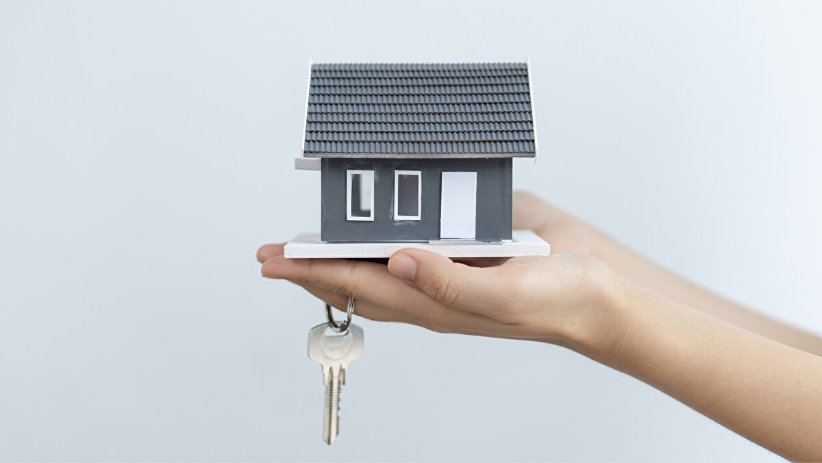 Ziraat Bankası, Vakıfbank, Halkbank gibi başta kamu bankaları olmak üzere kamu ve özel bankaların kredi faiz oranları merak ediliyor. Geçtiğimiz ay Merkez Bankası'nın faiz indirimine gitmesi piyasalarda da kredi faiz oranlarının düşeceği yönünde bir beklendi oluşturdu. Türkiye Cumhuriyet Merkez Bankası Eylül ayında da faiz oranlarında indirime gitti. %43'ten %40.5'e indirilen faiz oranıyla birlikte 250 baz puanlık düşüş gerçekleşti. Peki bu karar konut kredisi faiz oranlarına nasıl yansıyacak. Konut kredisi faiz oranları düştü mü? Ziraat Bankası, Vakıfbank, Halkbank ve özel bankalar konut kredisinde faiz indirimine gitti mi? 120 ay vadeli 1 milyon TL konut kredisi faiz oranı ne kadar? 1 Milyon TL konut kredisinin geri ödemesi ne kadar?