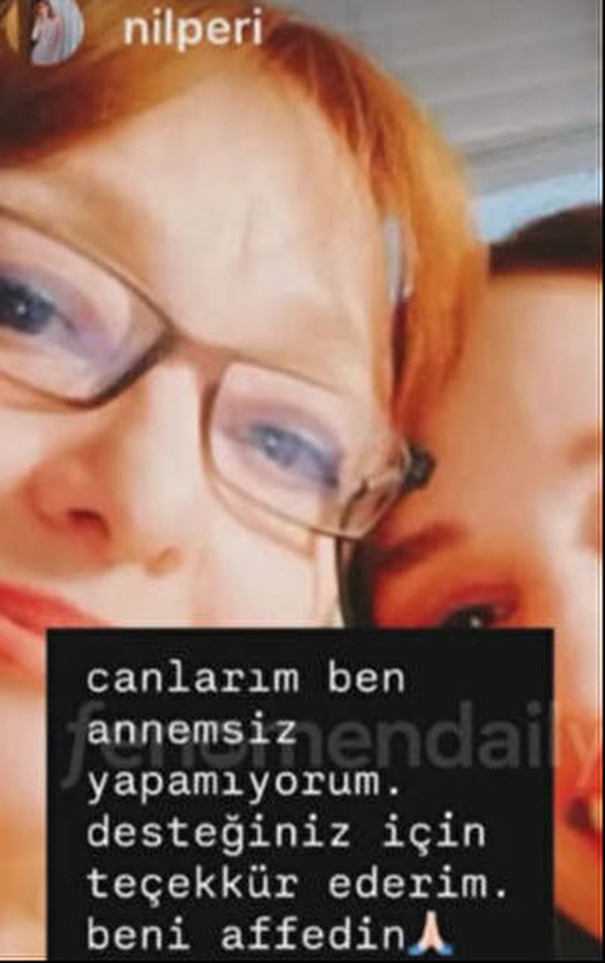 Ancak gece yarısı yaptığı ve hemen ardından sildiği paylaşımında, “Canlarım ben annemsiz yapamıyorum. Desteğiniz için teşekkür ederim. Beni affedin” sözlerine yer verdi.