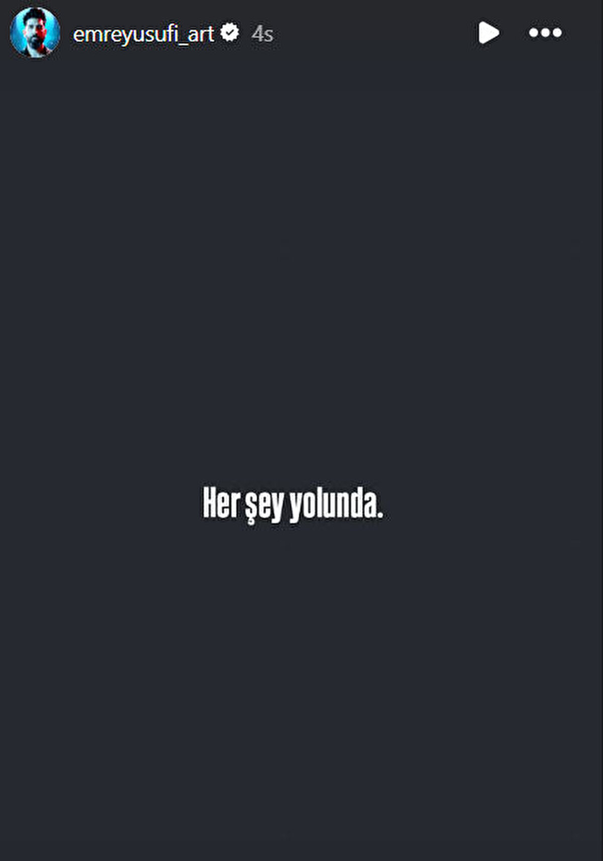 Endişe oluşturan gelişmelerin ardından gözler yakın çevresine çevrildi. Şahinkaya’nın 5 yıllık eski sevgilisi Emre Yusufi, sosyal medya hesabından “Her şey yolunda” mesajını paylaşarak ünlü oyuncunun hayranlarını rahatlattı.