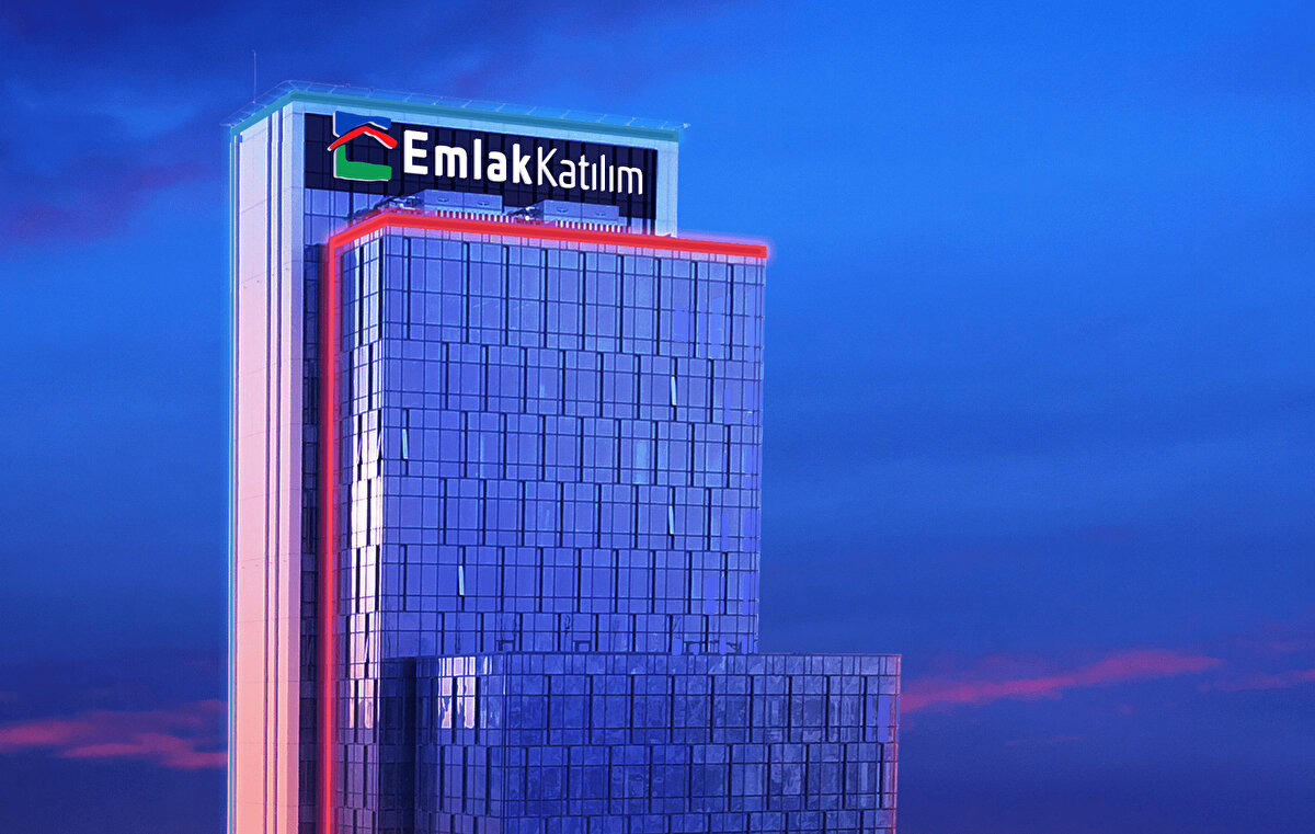 EMLAK KATILIM BANKASI KONUT KREDİSİ FAİZ ORANLARI<br>Emlak Katılım Bankası, 1 milyon TL'lik konut kredisini, aylık %3,14 oran ve aylık 32.187,84 TL taksitle veriyor. Toplam geri ödeme miktarı ise 3.862.537,41 TL olarak yansıyor.