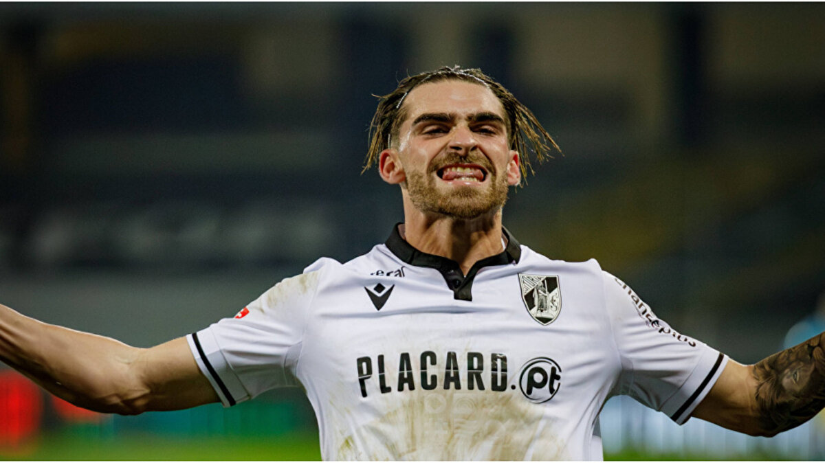 Beşiktaş'ta transferin son gününe yaklaşırken kanat transferi için çalışmalar devam ediyor