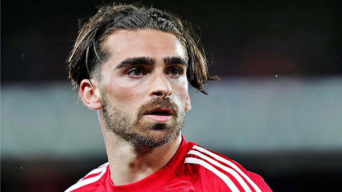  PREMİER LİG OYUNCUSUNA TEKİF GÖTÜRÜLDÜ<br><br>Transfer penceresinin kapanmasını saatler kala Premier Lig oyuncusuna teklif gitti. 