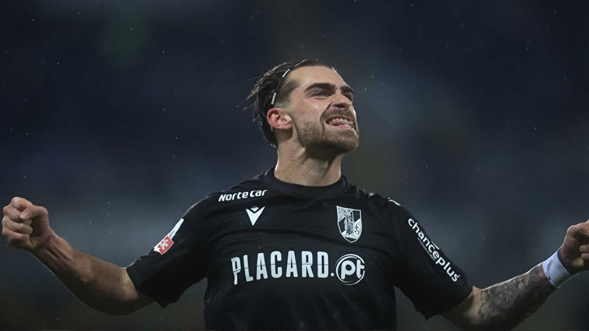 Record'un haberine göre; Sporting ve Nottingham Forest, 4.5 milyon euro kiralama bedeli ve 15.5 milyon euro satın alma opsiyonu karşılığında anlaşma sağlamıştı. 