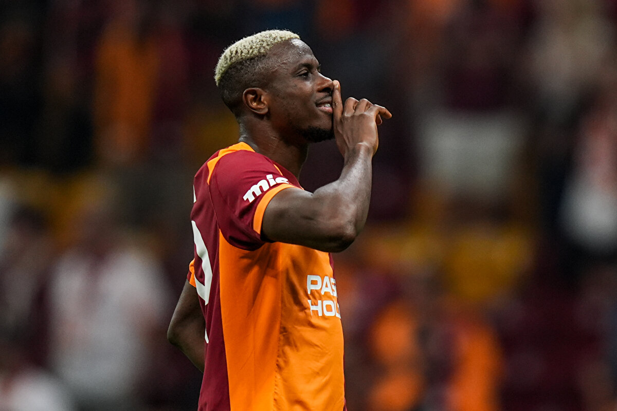 OSİMHEN İÇİN KARAR VERİLDİ<br><br>Geçtiğimiz günlerde oynanan Nijerya-Ruanda maçında yaşadığı sakatlık sonrası maça devam edemeyen Galatasaray'ın yıldızı Victor Osimhen'in durumu da belli oldu. <br>