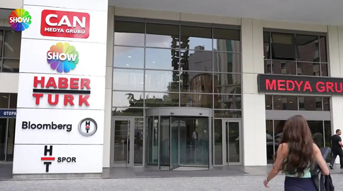 HABERTÜRK VE SHOW TV NE ZAMAN DEVREDİLDİ?<br>Turgay Ciner, 2024 yılının Aralık ayında Habertürk ve Show TV’nin de aralarında bulunduğu tüm medya hisselerini Can Grubu’na devrederek sektörden çekildi. <br><br>Devir sürecine ilişkin Can Holding tarafından yapılan açıklamada, “Park Grubu ile Ciner Yayın Holding arasında hisse devri için sözleşme imzalanmıştır. Bu süreçteki desteklerinden dolayı Park Grubu’na teşekkür ederiz.