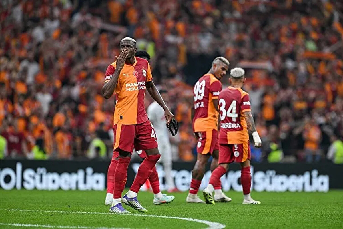 Geçtiğimiz sezonda gol kralı olan Victor Osimhen bu sezon da 3 maçta 2 gol kaydetti. Nijeryalı yıldızın maaşı bonuslarla birlikte 21 milyon euro'yu buluyor.