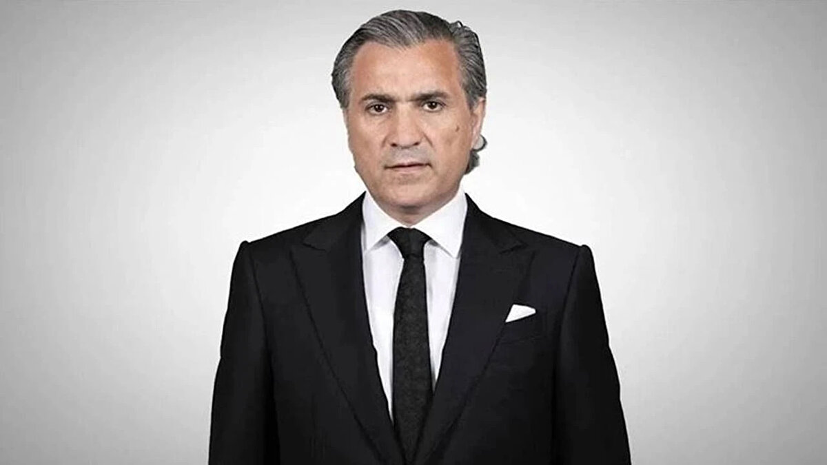 CAN HOLDİNG'İN SAHİBİ KEMAL CAN KİMDİR?<br>Can Holding’in yönetiminde bulunan Kemal Can, 1973 yılında Ağrı’nın Doğubayazıt ilçesinde dünyaya geldi. Şirketin kurucusu Zamanhan Can’dan sonra holdingi devralan Kemal Can, bugün grubun faaliyetlerini farklı sektörlerde sürdürmesini sağlıyor.<br>Enerji, petrol, elektrik, eğitim ve turizm-otelcilik gibi pek çok alanda yatırımları bulunan Can, aynı zamanda İstanbul Bilgi Üniversitesi Mütevelli Heyeti Başkanı olarak da görev yapıyor.