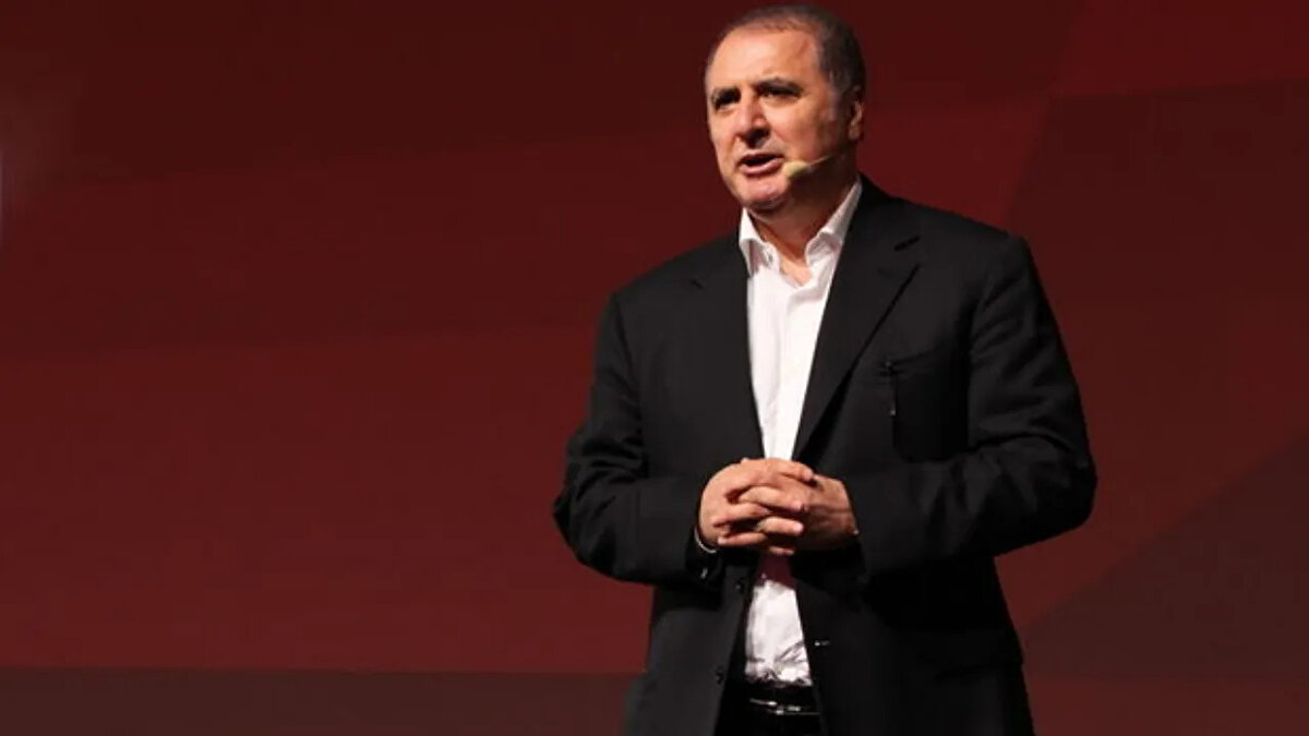 KENAN TEKDAĞ KİMDİR?<br><br>1956 yılı Ağrı - Doğubeyazıt doğumlu olan Mehmet Kenan Tekdağ, 1979 yılında İstanbul Üniversitesi Hukuk Fakültesini bitirmiş, bir süre Cumhuriyet Savcılığı görevinde bulunduktan sonra 1984 yılında serbest avukatlık görevine başlamıştır.<br>Ciner Yayın Holding Yönetim Kurulu Başkanı olan Kenan Tekdağ, bu görevinin yanı sıra Ciner Grubu Hukuk Başmüşavirliği görevini de yürütmektedir.<br>