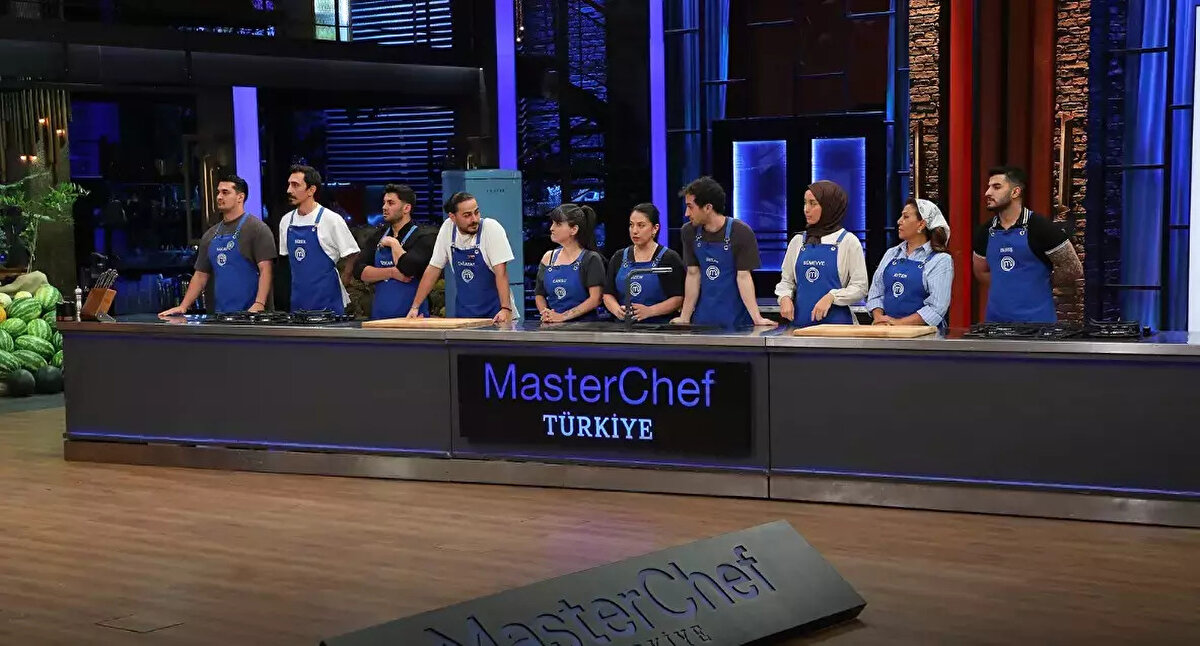 MasterChef dokunulmazlığı hangi takım kazandı?<br><br>Son bölümde oynanan haftanın 2. dokunulmazlık oyununu mavi takım kazanarak büyük bir avantaj elde etti. Bireysel dokunulmazlık mücadelesinde ise öne çıkan isim Çağlar oldu.