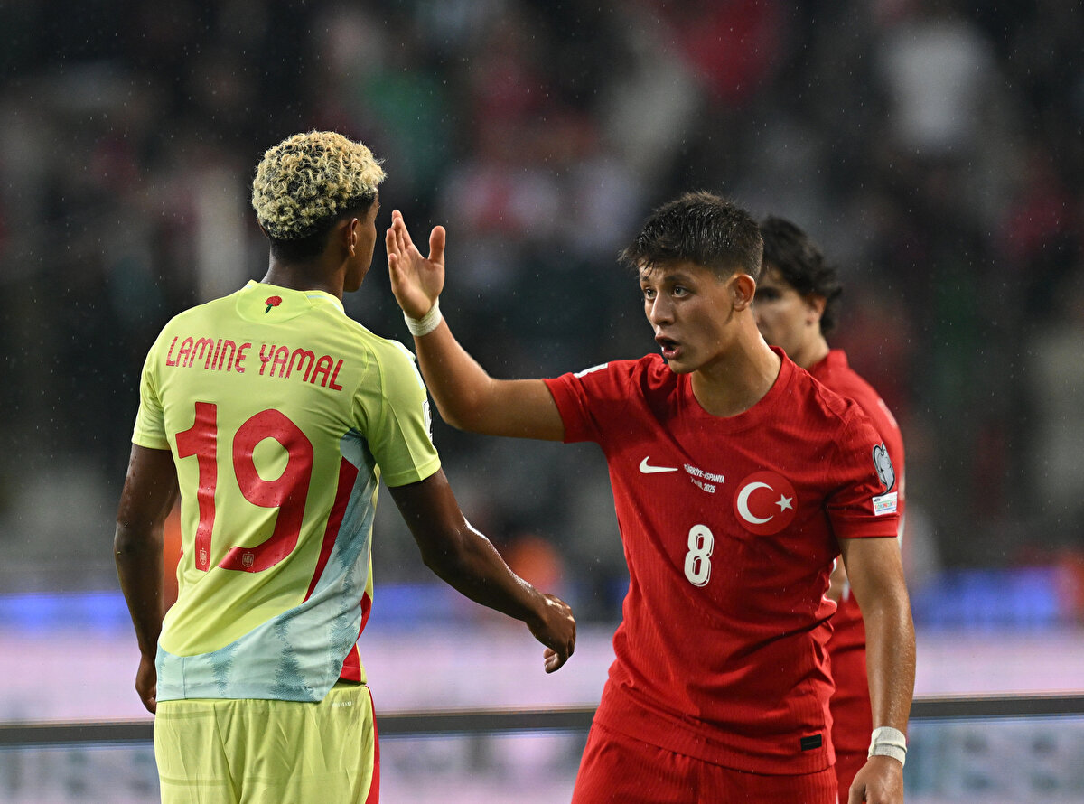 BELLINGHAM GERİ DÖNDÜ ANCAK ARDA KADRODA OLACAK<br><br>İngiliz yıldız, Jude Bellingham'ım sakatlığını atlattı ve takıma dönmesi bekleniyor. Bellingham sonrası Arda Güler'in ilk 11'de yer alıp almayacağı merak ediliyor.