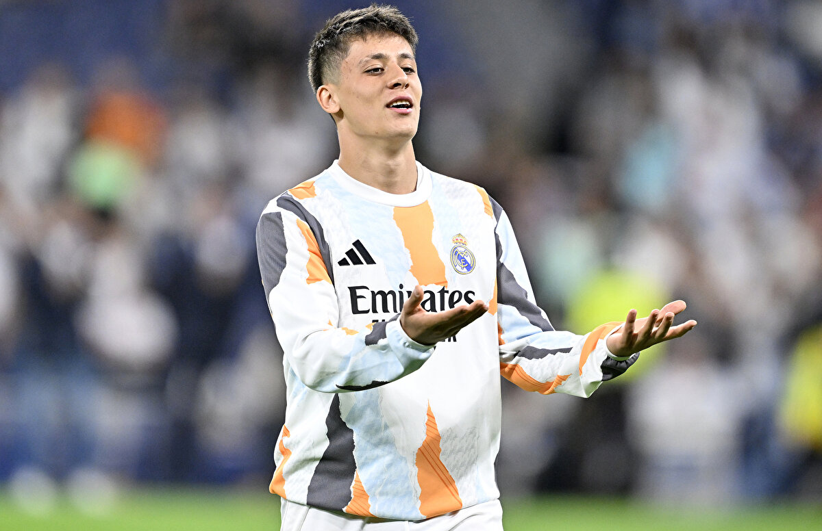 Bellingham'ın sakatlığının geçmesiyle birlikte Arda'nın yedek kulübesine geçeceği iddia ediliyordu.<br><br>İSPANYOL BASINI ARDA'YI YAZDI<br><br>İspanyol Marca'nın haberine göre; Bellingham'ın dönüşüne rağmen Arda Güler'in birçok maçta ilk 11'de sahaya çıkmaya devam edeceği yazıldı.