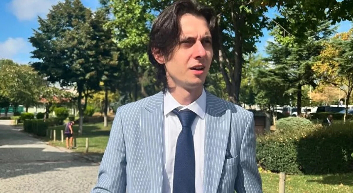 Tolunay Ören kimdir?<br><br>12 Haziran 1997 tarihinde İstanbul’da doğan Tolunay Ören, Medipol Üniversitesi Mimarlık Fakültesi mezunudur. Eğitimini mimarlık üzerine tamamlasa da kariyerini dijital dünyada şekillendirmiştir. Kısa sürede YouTube, TikTok ve Kick gibi platformlarda geniş bir takipçi kitlesine ulaşarak sosyal medya fenomeni olmuştur.