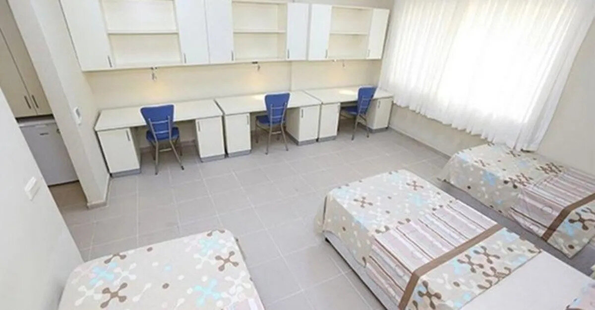 KYK yurt kayıt işlemleri ve ilk ücret<br><br>KYK yurdu kazanan öğrencilerin kayıt işlemlerini tamamlaması için iki adım bulunuyor:<br><br>Taahhütname onayı: E-Devlet üzerinden 13 Eylül saat 23.00’e kadar yapılması gerekiyor.<br><br>İlk kayıt ücreti ödemesi: Öğrencinin yerleştirildiği yurda ve tarihe göre değişiklik gösterecek. Bu ödeme tamamlanmadığı takdirde yurt hakkı geçersiz olacak.<br><br>Ayrıca, öğrencilerden bir defaya mahsus güvence bedeli alınacak. Yurt kaydı silindiğinde bu bedel öğrenciye geri ödenecek.