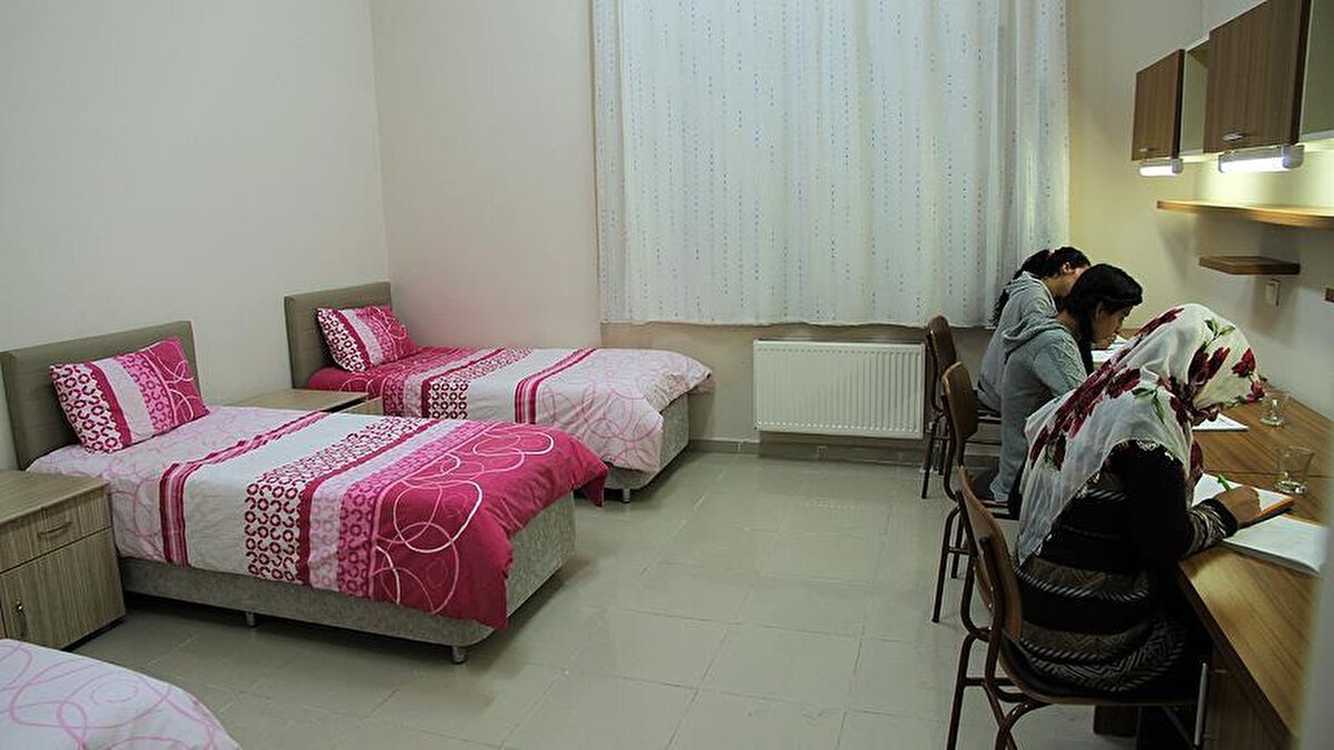 2025 KYK yurt sonuçları açıklandı. Öğrenciler, KYK yurt başvurusu asil ve yedek listelerini e-Devlet üzerinden öğrenebilecek. Yurt hakkı kazanan adayların belirlenen tarihlerde taahhütname onayı ve ilk kayıt ücretini yatırması gerekiyor. İlerleyen günlerde KYK 2. dönem yurt başvuruları için takvim duyurulacak.