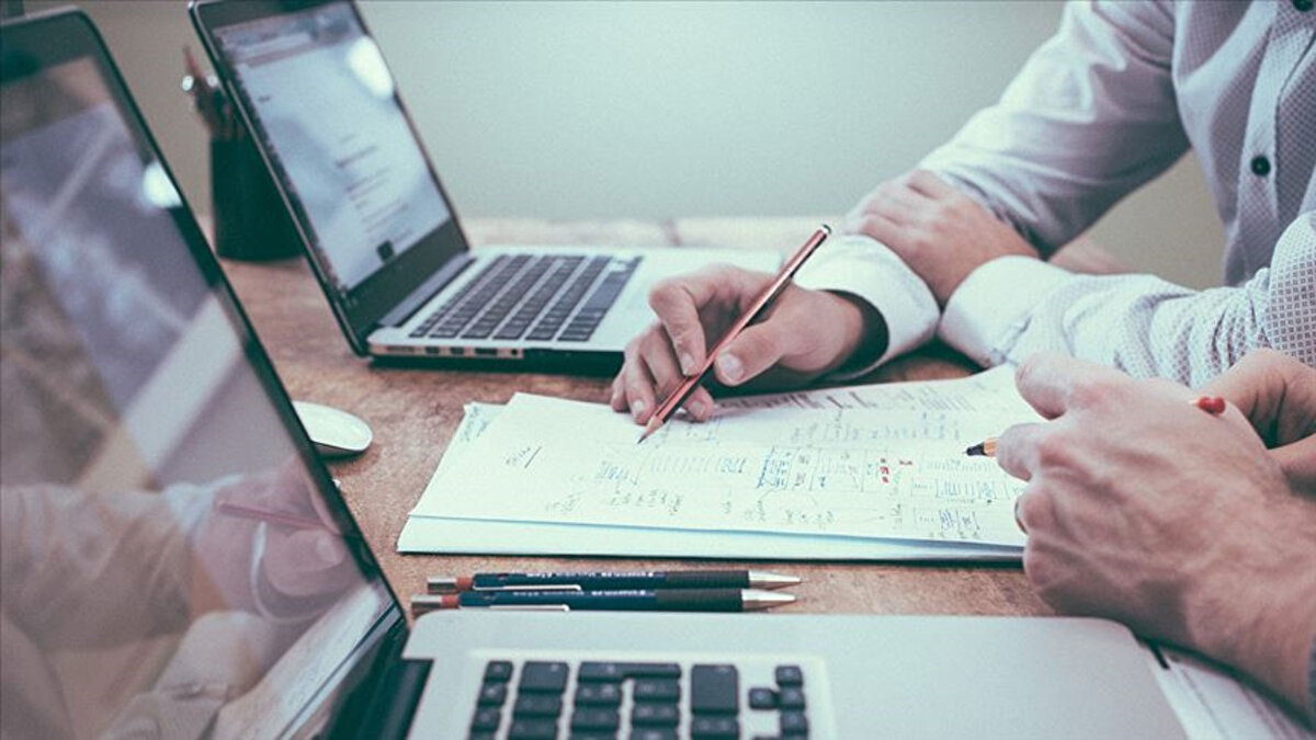 Bu yaz piyasa değeri 4 trilyon doları aşarak tarihe geçen Nvidia, listenin zirvesinde yer aldı. Yapay zekâya yönelik artan talep ve oyun sektöründeki güçlü performansı şirketin yükselişinde etkili oldu.