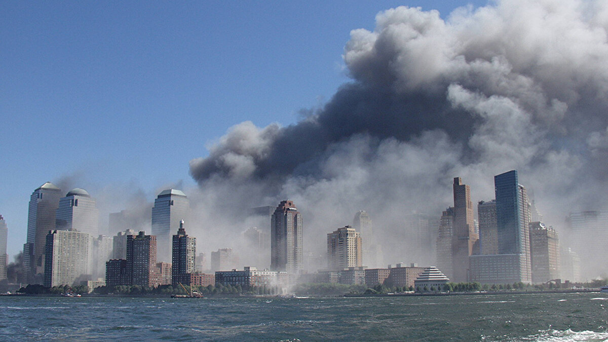 SALDIRILARI KİM ÜSTLENDİ?<br><br>Eylemleri El Kaide örgütü üstlendi. Lideri Usame bin Ladin, ABD’yi Müslüman coğrafyalardaki savaşlardan sorumlu tuttu. Ancak saldırılarla ilgili “ABD’nin Irak ve Afganistan işgallerine zemin hazırladığı” yönünde çok sayıda komplo teorisi gündeme geldi.