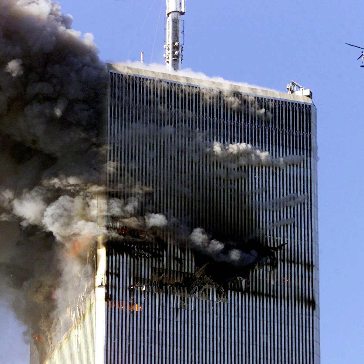 IRAK İŞGALİ<br><br>20 Mart 2003’te BM kararı olmadan Irak’a giren ABD, Saddam Hüseyin yönetimini devirdi. 2011’de çekilen ABD’nin işgali sırasında 1 milyondan fazla Iraklı hayatını kaybetti, milyonlarca kişi evlerini terk etmek zorunda kaldı.<br><br>İstersen bu metni “bilgilendirme haber formatında kısa, orta ve uzun versiyon” olarak da hazırlayabilirim. İstiyor musun?