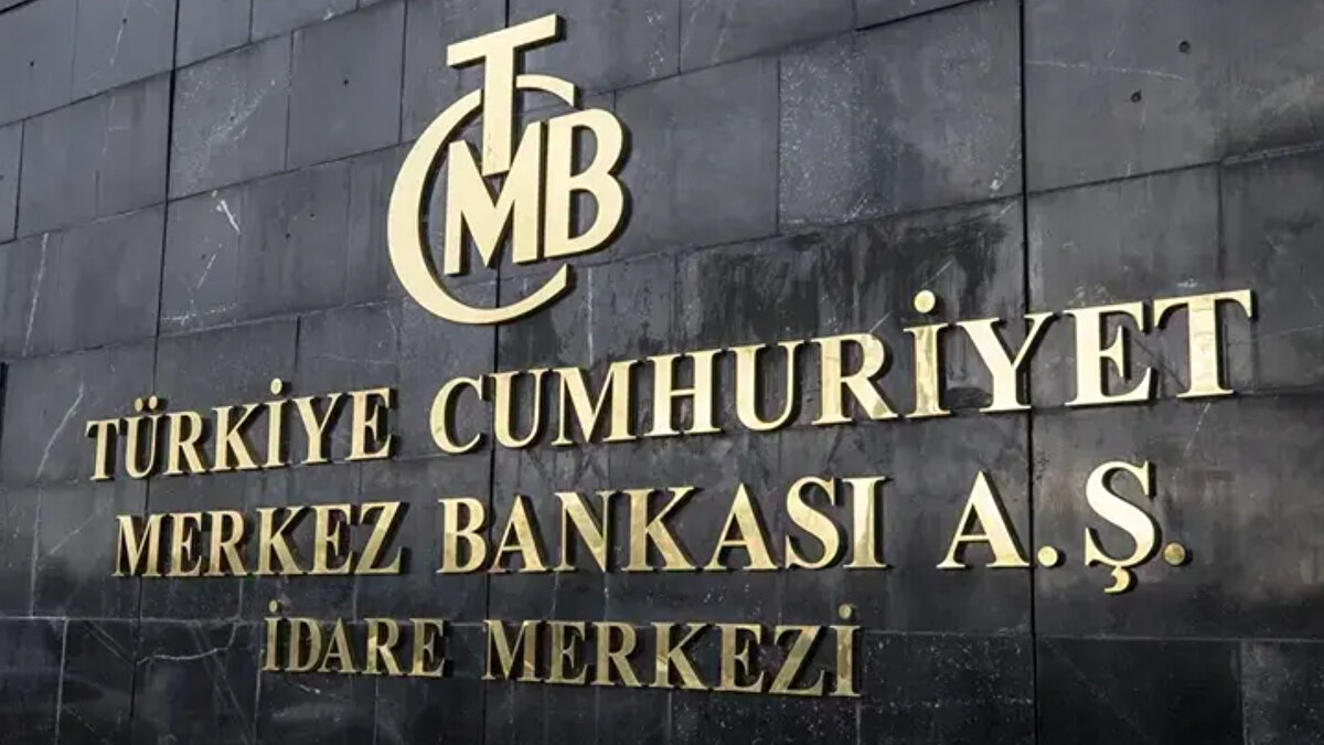 Türkiye Cumhuriyet Merkez Bankası (TCMB) faiz kararı bugün açıklanacak. Piyasaların yakından takip ettiği Merkez Bankası faiz kararı saat 14.00’te duyurulacak. Eylül ayı faiz kararı için yatırımcılar, ekonomistler ve vatandaşlar “Merkez Bankası faiz kararı ne zaman, faiz kararı kaçta açıklanacak?” sorularını araştırıyor. Son olarak 24 Temmuz’da alınan faiz kararıyla politika faizi yüzde 43’e çekilmişti. Ağustos ayında PPK toplantısı yapılmadı. Piyasaların beklentisi ise Eylül ayında da faiz indiriminin devam etmesi yönünde.