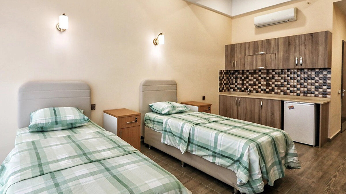 İBB YURT BAŞVURU ŞARTLARI NELER?<br><br><br>TC vatandaşı olması.<br>Örgün eğitim veren bir yükseköğretim kurumunun kayıtlı olması.<br>Öğrenim gördüğünüz yükseköğretimin İstanbul il sınırları içinde bulunur.<br>Ailesinin (anne-baba) İstanbul ili sınırları dışında ikamet ediyor olması.<br>Taksirli suçlar hariç adli sicilarşiv kaydının bulunmaması.<br>Zorunlu staj hariç brüt asgari ücretin toplamının bir buketin katı üzerinde bir işte çalışmaması.<br>Kamu personeli şarj.<br>Toplu yaşamın yaşaması engel olacak şekilde akılda ve ruh hastalıklarında görülür ve hastalık mevcutna günlük beyanda bulunur.<br>Yurtta kaldığı sürede otuz yaşını doldurmamış olması.