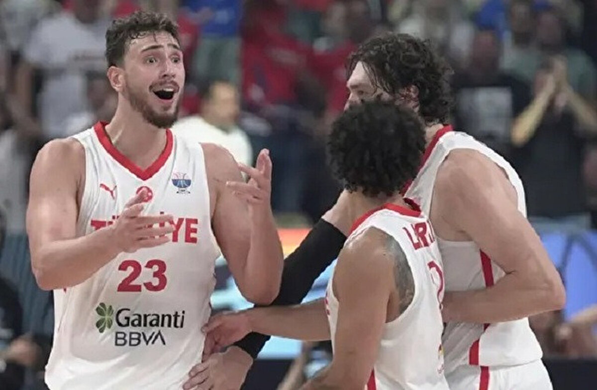 TÜRKİYE YUNANİSTAN BASKETBOL MAÇI NE ZAMAN SAAT KAÇTA?<br><br>Türkiye-Yunanistan EuroBasket 2025 yarı final maçı bugün yani 12 Eylül Cuma günü saat 21.00'de oynanacak.