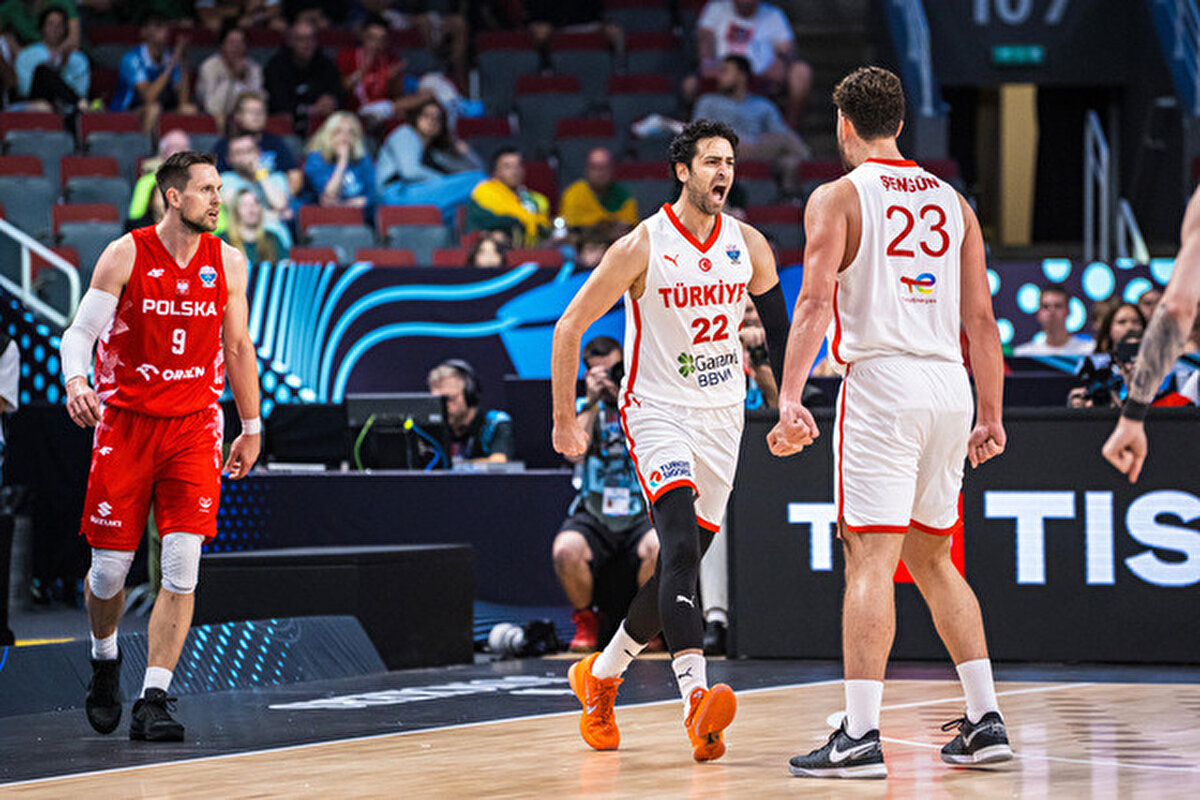 YUNANİSTAN İLE 15. RANDEVU<br><br>A Milli Basketbol Takımı, Yunanistan ile resmi maçlarda 15. kez karşı karşıya gelecek.<br><br>İki takım arasında oynanan 14 müsabakanın 3'ünü Türkiye, 11'ini Yunanistan kazandı.<br><br>Milliler, EuroBasket'te ise Yunanistan ile 8 maç oynadı. Ay-yıldızlı ekip, bu karşılaşmalarda 2 galibiyet ve 6 yenilgi yaşadı.