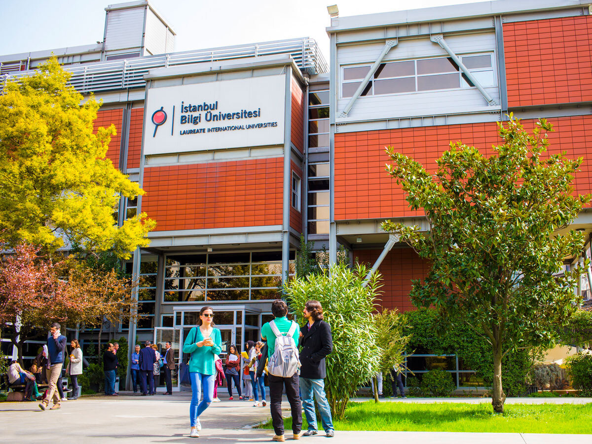 BİLGİ ÜNİVERSİTESİ KİMİN? BİLGİ ÜNİVERSİTESİ'NE EL Mİ KONULDU?<br><br>Türkiye'nin önemli vakıf üniversitelerinden biri olan Bilgi Üniversitesi de Can Holding bünyesinde faaliyet gösteren kurumlar arasında yer alıyor. Üniversite de Can Holding'in el konulan varlıkları arasında bulunuyor.<br>