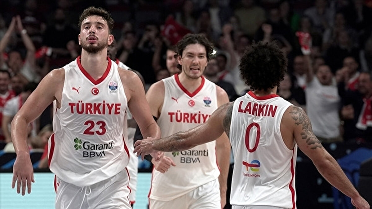 CEDİ OSMAN MAÇTA OYNAYACAK MI?<br><br>EuroBasket 2025 çeyrek finalde Polonya ile karşılaşılan maçta Cedi Osman sakatlanmıştı. Yunanistan ile oynanacak yarı final maçında ise Cedi Osman maçta oynayacak mı sorusu merak ediliyor.<br><br>Başantrenör Ergin Ataman "Cedi'nin tedavisi devam ediyor. Bugün de antrenman yapamadı. Oynayıp oynamayacağı ya da sahaya çıkarsa ne kadar verimli olacağı maç saatinde belli olur. Ona göre biz de kararımızı vereceğiz." dedi.
