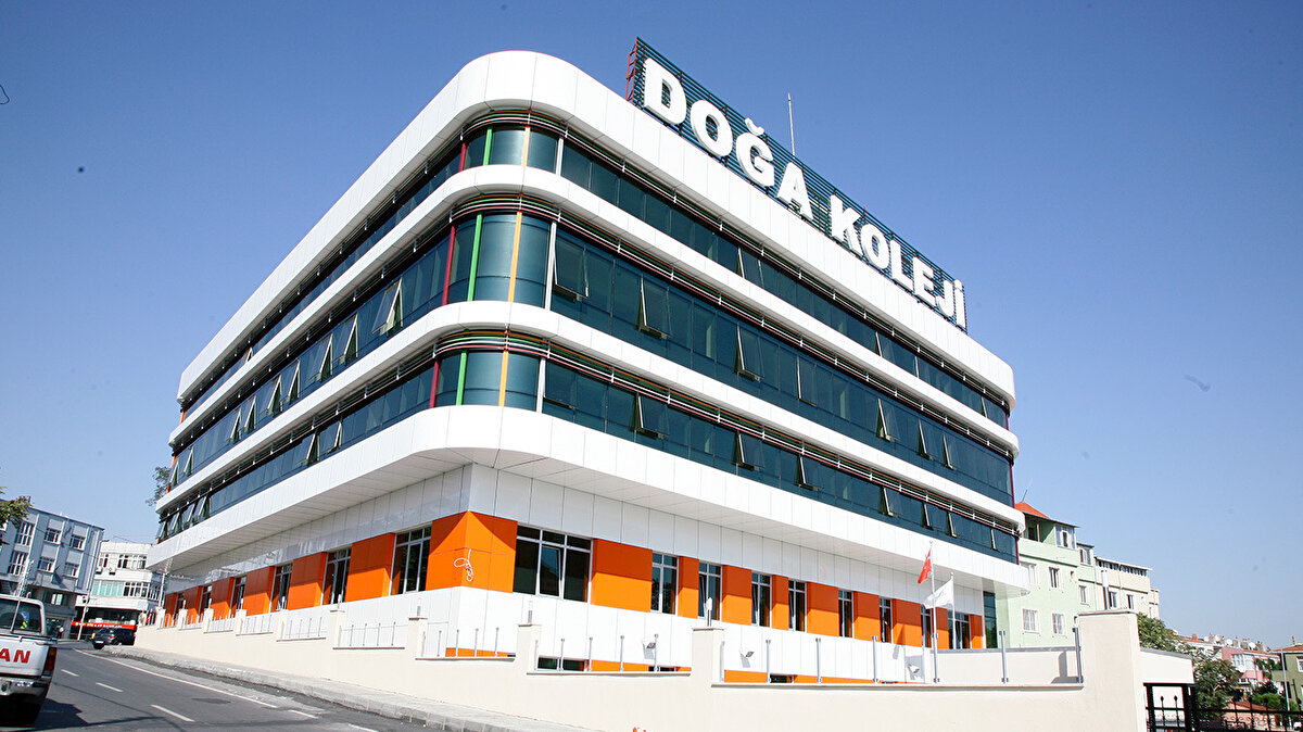 DOĞA KOLEJİ KİMİN? DOĞA KOLEJİNE EL Mİ KONULDU?<br><br>Türkiye'nin en büyük eğitim kurumlarından biri olan Doğa Koleji, yaşadığı mali sorunlar nedeniyle Can Holding tarafından devralınmıştı.<br><br>11 Eylül 2025 sabah saatlerinde başlatılan soruşturma kapsamında Can Holding’in geçici olarak el konulan kurumlarından biri de Doğa Koleji oldu.<br>