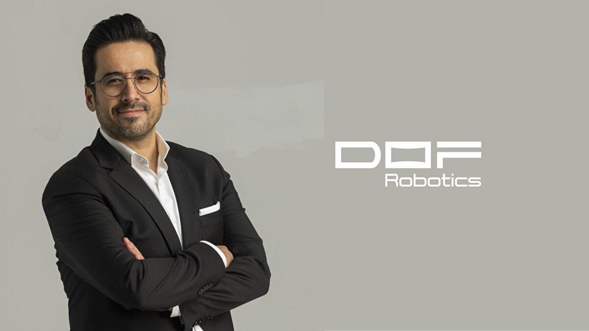 DOF Robotics Hakkında<br><br>2014’te kurulan şirket; yapay zekâ, artırılmış ve sanal gerçeklik tabanlı eğlence oyunları, hareket simülatörleri ve otonom teknolojiler geliştiren ürünleriyle öne çıkıyor. Ürünlerinin %90’ını ihraç eden DOF Robotics, 60’tan fazla ülkede faaliyet gösteriyor.<br><br>Şirket, ABD’nin Orlando kentinde düzenlenen IAAPA Expo’da 2016, 2022, 2023 ve 2024 yıllarında ödüller kazandı. Ayrıca Las Vegas CES fuarında “Artırılmış Sanal Gerçeklik” kategorisinde inovasyon ödülüne layık görüldü. Deloitte’un EMEA Fast 500 listesinde de yer alan DOF Robotics, Universal Studios, Marvel ve Warner Bros gibi global markalarla projeler geliştirdi.<br><br>Turquality desteği alan şirket, Sanayi ve Teknoloji Bakanlığı onaylı Ar-Ge merkezi ve TÜBİTAK destekli 6 Ar-Ge projesiyle çalışmalarını sürdürüyor.