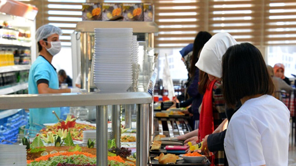 KYK Kahvaltı Menüsü<br><br>KYK yurt kahvaltı menüsü belirli bir standart çerçevesinde hazırlanıyor. Öğrencilerin dengeli beslenmesine yönelik çeşitlilik sunuluyor. Genel olarak menüde şu yiyecekler bulunuyor:<br><br>Beyaz peynir, kaşar peyniri<br><br>Siyah ve yeşil zeytin<br><br>Haşlanmış yumurta<br><br>Patates kızartması<br><br>Domates, salatalık gibi mevsim sebzeleri<br><br>Ekmek<br><br>Çay<br><br>Bazı günlerde menüye farklı ürünler de eklenebiliyor.