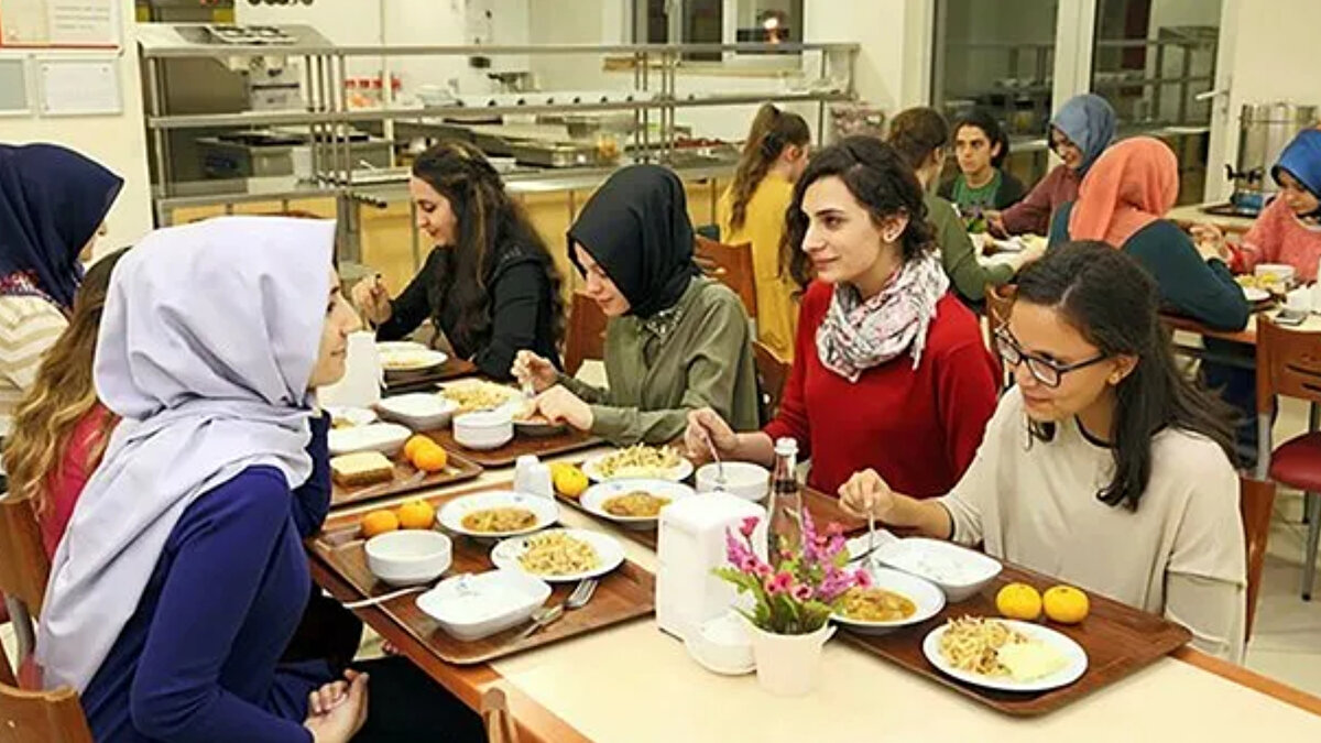 KYK Yurt Kahvaltı Ücreti 2025<br><br>Gençlik ve Spor Bakanlığı’na bağlı KYK yurtlarında öğrenciler için günlük 200 TL beslenme yardımı uygulanıyor. 2025 yılı itibarıyla bu tutar:<br><br>Sabah kahvaltısı için: 65 TL<br><br>Akşam yemeği için: 135 TL<br><br>olarak belirlendi. Öğrenciler, bu tutarları aşmamak şartıyla yemekhanelerden ücretsiz faydalanabiliyor. Ancak limitin üzerinde yapılan harcamalar öğrenci tarafından karşılanıyor.