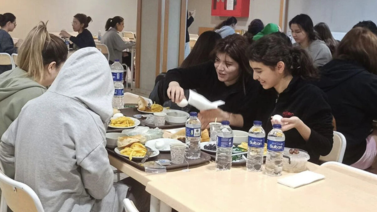 KYK yurt kahvaltı menüsünde neler var?<br>Peynir, zeytin, yumurta, patates kızartması, domates, salatalık, ekmek ve çay standart menüde yer alıyor.