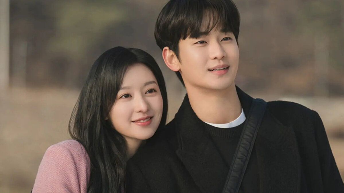 Aşk ve Gözyaşı Hangi Diziden Uyarlama?<br><br>Aşk ve Gözyaşı, Kore televizyon tarihinin en çok izlenen yapımlarından biri olan Queen of Tears’tan uyarlanıyor.