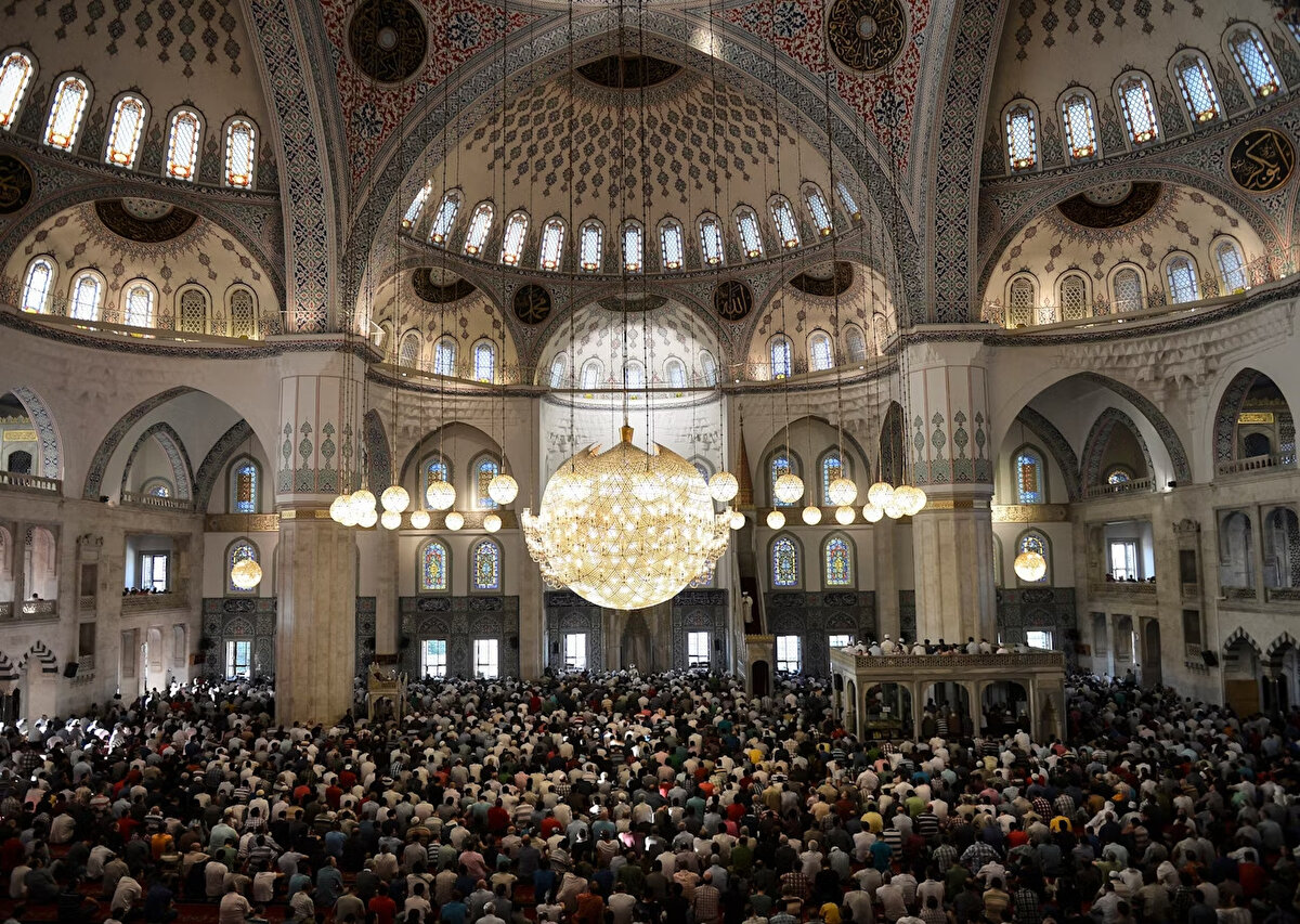 Kıymetli Müslümanlar!<br>Kur’an’ın ve sünnetin ortaya koyduğu ahlaki<br>değerlerden uzaklaşıldığında aileler, huzur ve<br>mutluluğa hasret kalır. Maalesef, günümüzde, aileyi<br>hedef alan bazı mihraklar tarafından; kadınlar annelik,<br>erkekler babalık gibi kutsal bir değerden<br>uzaklaştırılmak, kadın ve erkeğin aile içindeki rolleri<br>zayıflatılmak istenmektedir. İslam’ın haram kıldığı,<br>fıtrata aykırı sapkınlıklar medeni birliktelik adıyla<br>masum; nikâhsız beraberlikler normal; evlilik ise bir<br>yük ve külfet olarak sunulmaktadır. Oysaki evlenmek<br>ve aile olmak; Allah’ın emri, Peygamberimizin<br>sünneti, fıtratın gereğidir. Neslin ve milletin devamı<br>için zaruridir. Allah Resûlü (s.a.s) bir hadislerinde<br>evliliğe şöyle teşvik etmektedir: “Evlenmek, gözü<br>haramdan çevirmek ve iffeti korumak için en iyi<br>yoldur.”(4)