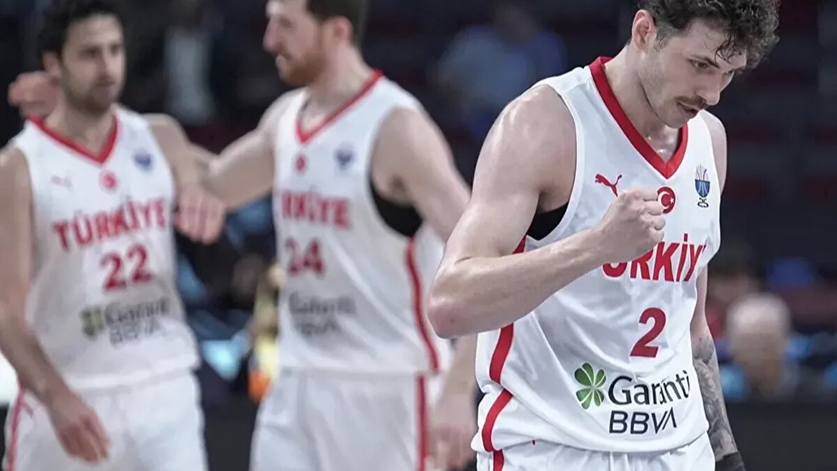 Cedi Osman’ın durumu belirsiz<br><br>A Milli Takım’da gözler kaptan Cedi Osman’ın sağlık durumuna çevrildi. Bacağında kemik ödemi tespit edilen 30 yaşındaki yıldız oyuncunun sahada olup olmayacağı maç saatinde belli olacak. Sağlık ekibinin yoğun tedavi uyguladığı Cedi Osman’ın forma giymesi için çalışmalar sürüyor.