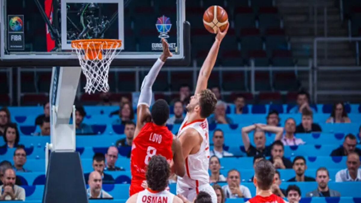 12 Dev Adam final için parkede<br><br>Turnuvada oynadığı 7 maçı da kazanan 12 Dev Adam, Yunanistan’ı da mağlup ederek 24 yıl sonra Avrupa Şampiyonası finaline yükselmeyi hedefliyor.