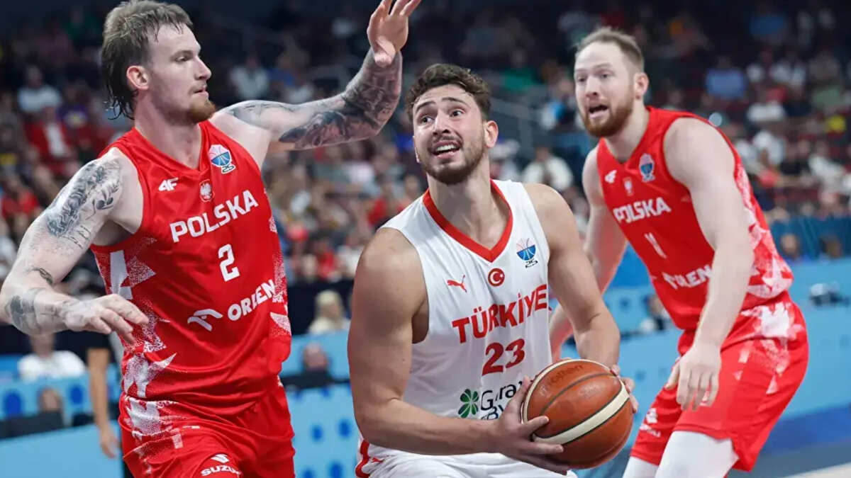 EuroBasket 2025’te yarı finale kalan dört takımdan Türkiye ve Almanya, oynadığı tüm maçları kazanan ekipler arasında yer alıyor. Milliler, Yunanistan karşısında galibiyet alması halinde üst üste 8. zaferini elde ederek tarihi bir başarıya imza atacak.