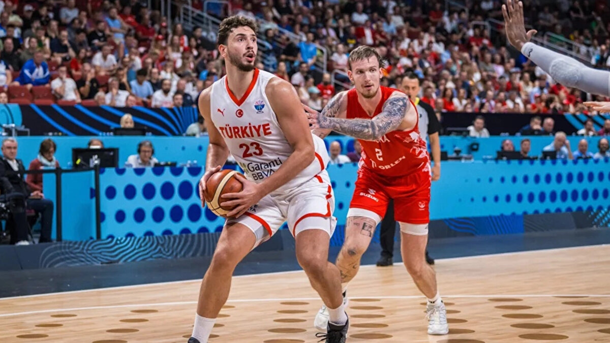 Türkiye Yunanistan basketbol maçı hangi kanalda?<br><br>12 Dev Adam’ın tarihi öneme sahip yarı final mücadelesi, TRT 1 ekranlarından canlı ve şifresiz olarak yayınlanacak.