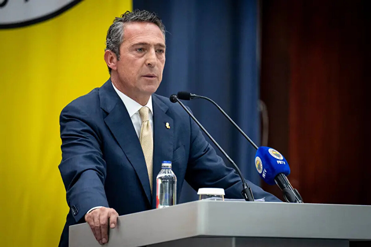 “Devin Özek, Mario Branco'nun altında çalışmak üzere transfer edilmiş biridir. Bayer Leverkusen zamanından beri tanırım. Devin Özek'in bana yaptığı analizler ve sunumlarla onu kadroya almaya karar verdim. Mario Branco ayrılınca sportif direktörlüğe onu getirdik. Yeni sezon çalışmalarımızı farklı bir metodoloji üzerinden yaptık, Devin'in geliştirdiği. Benim etkilendiğim konu bir metodoloji üzerinden ilerlememizdi. Nokta atışı transferler yaptık. Bizim ödemeyeceğimiz en büyük borç, şampiyonluk borcudur.”<br><br>