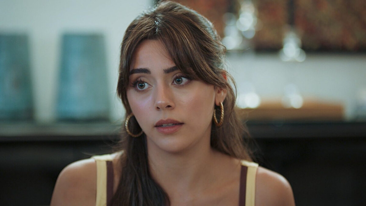 KIZILCIK ŞERBETİ BU AKŞAM VAR MI?<br><br>Kızılcık Şerbeti 4. sezonun açılış bölümüyle bu akşam ekranlara geri dönüyor.<br>Yayınlanan fragman ile de izleyicilerini heyecanlı bir bekleyice sürükledi. Sezon finalinde Mustafa'nın geçirdiği cinnet sahnesi damga vurmuş ve yeni sezonda neler yaşanacağı merak uyandırmıştı.