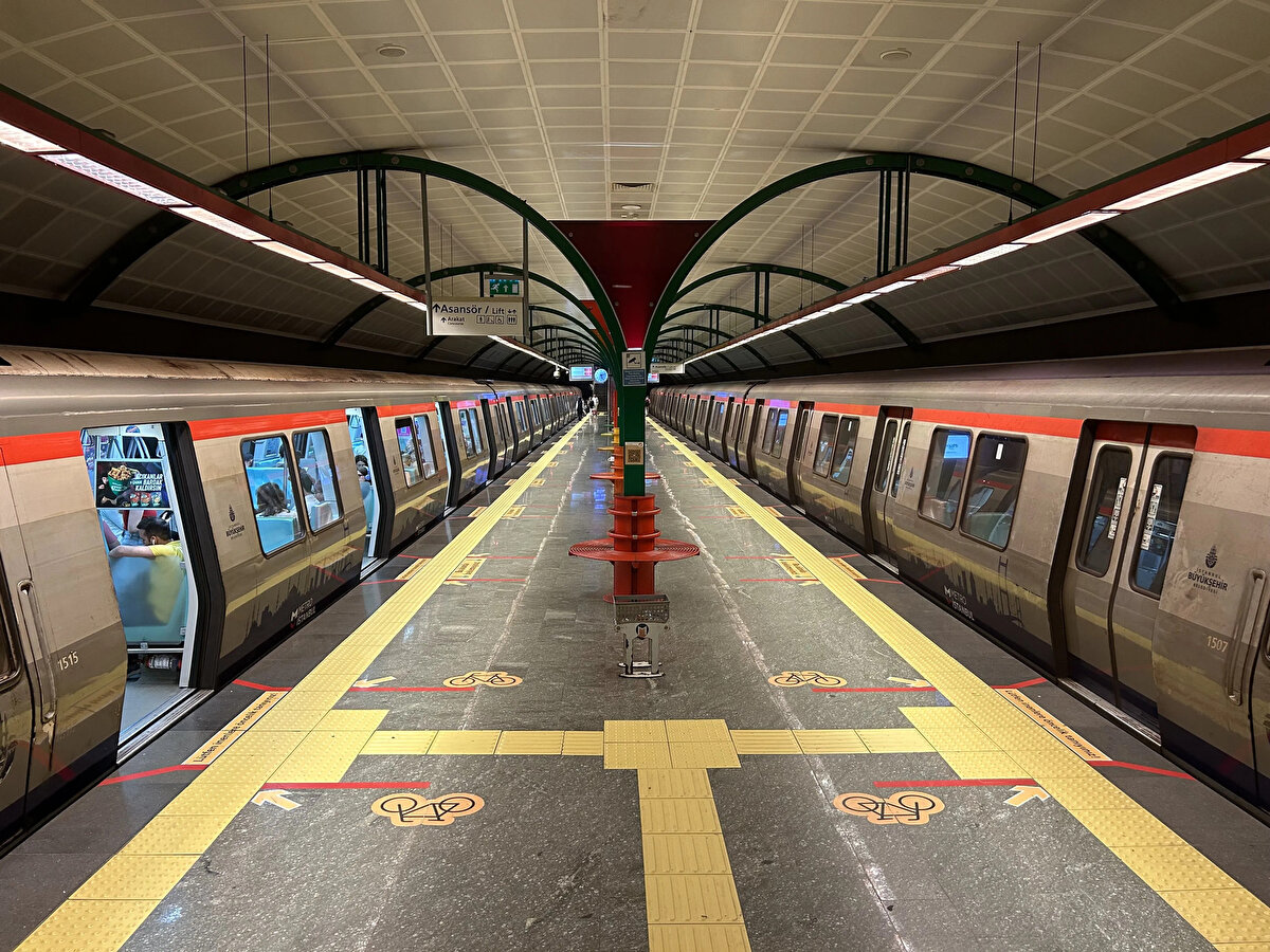 “BU HAKSIZ VE ZAMANSIZ BİR TEKLİF”<br><br>Gökkuş sözlerine şöyle devam etti:<br><br>“Buradan açıkça soruyoruz: Siz bu zamla kimi sübvanse edeceksiniz? İETT’yi mi, esnafımızı mı, yoksa yıllardır belediyeden milyarlarca liralık ihale alıp sonra iflas eden yandaş şirketleri mi?<br><br>İBB yönetimine çağrımız nettir. İstanbullu hemşerilerimize yeni bir yük bindirmeyin. Bu haksız ve zamansız zam teklifini derhal geri çekin. Yönetim zafiyetinizin bedelini vatandaşımıza ödetmeyin. Biz AK Parti Grubu olarak, İstanbul halkının yanındayız. Vatandaşımızın hakkını, alın terini, cebindeki son kuruşuna kadar korumaya devam edeceğiz.”